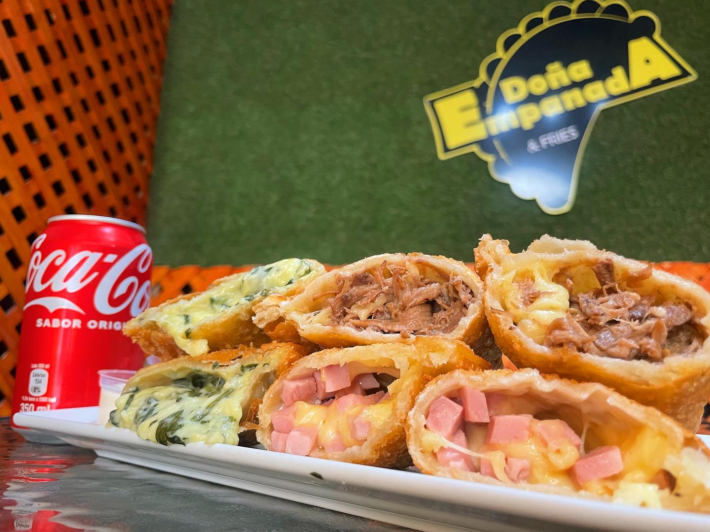 Deliciosas empanadas recién horneadas en una tabla de madera con ingredientes frescos alrededor